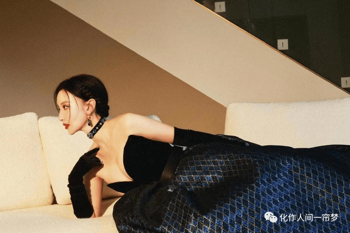 张萌穿深v抹身材裙尽显事业线,目测是e杯,不愧是超大号水蜜桃