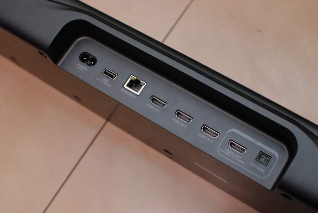 jbl bar 1300x回音壁的正前方,有一个隐藏式的显示屏设计,用于显示