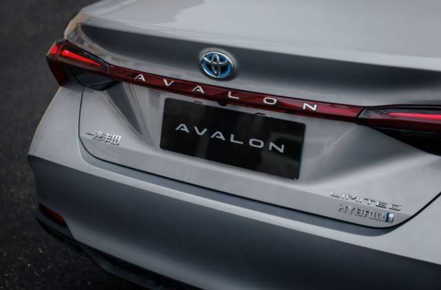 点评:通过以上几个维度,丰田亚洲龙拥有十分个性的颜值和气场,宽大的