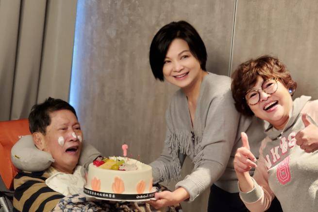 他凭一首歌爆红,却不慎摔倒成智残妻离子散,只能靠情人照顾余生_万沙