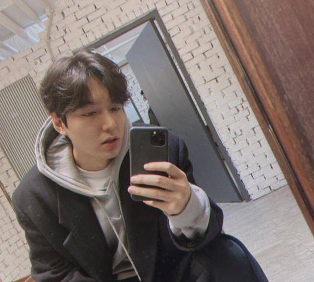 李敏镐晒照,卫衣配西装有朝气,中分卷发似大学生发量充足_自拍_美发
