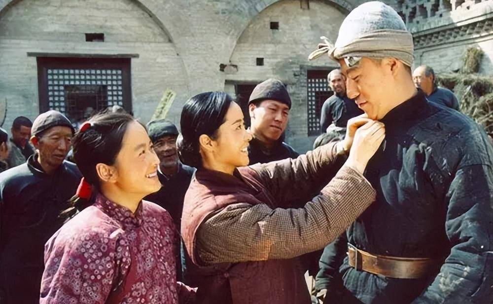 剧,于震凭借《吕梁英雄传》的东风,余震接连主演了《中国兄弟连》《特