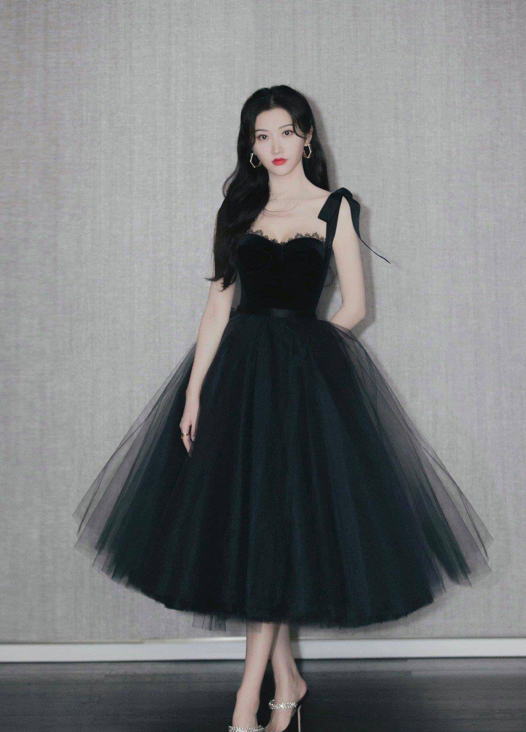 身穿黑色肩带紧身胸衣式上衣搭配黑色连身中长蓬裙……_景甜_摩登