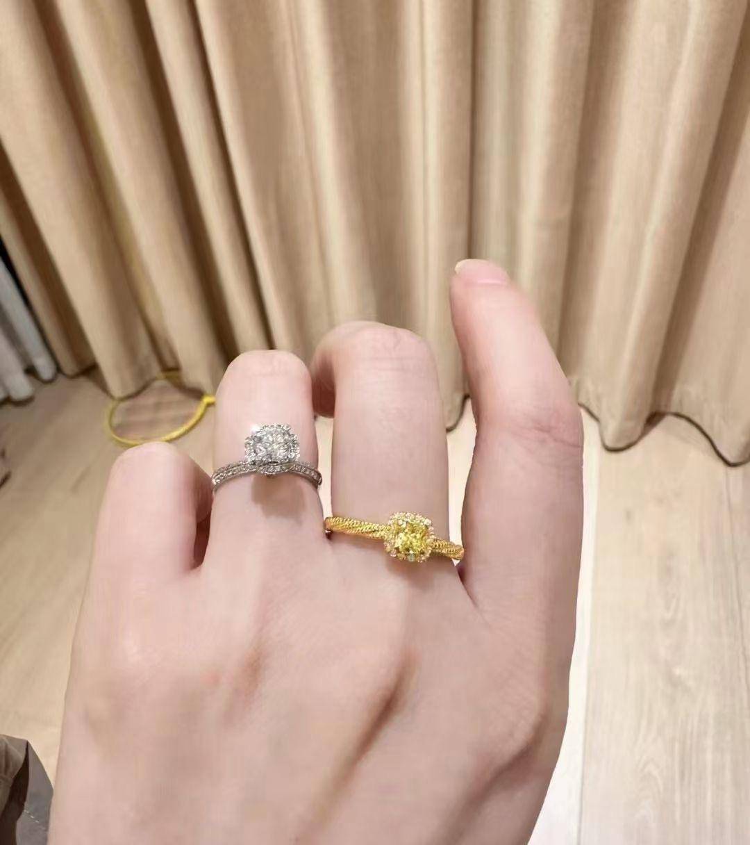 这次的小方糖不同于以往的颜色,这款戒指采用的是黄