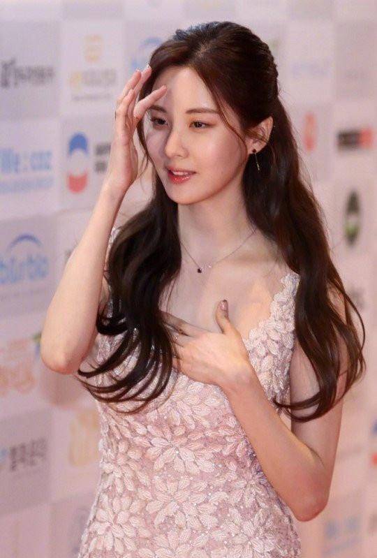 原创27岁的徐贤真是仙,法式卷发配仙女裙精致甜美,生图比p图还要嫩