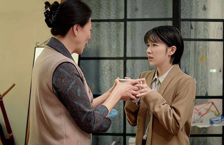 婆媳打架,孙女参战,3人街边乱战,这样的家庭养不出幸福的孩子