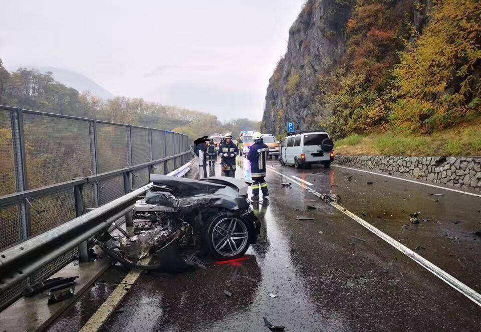 出事了,"奥迪r8"高速公路直接腰斩,惨状不忍直视!_搜狐汽车_搜狐网