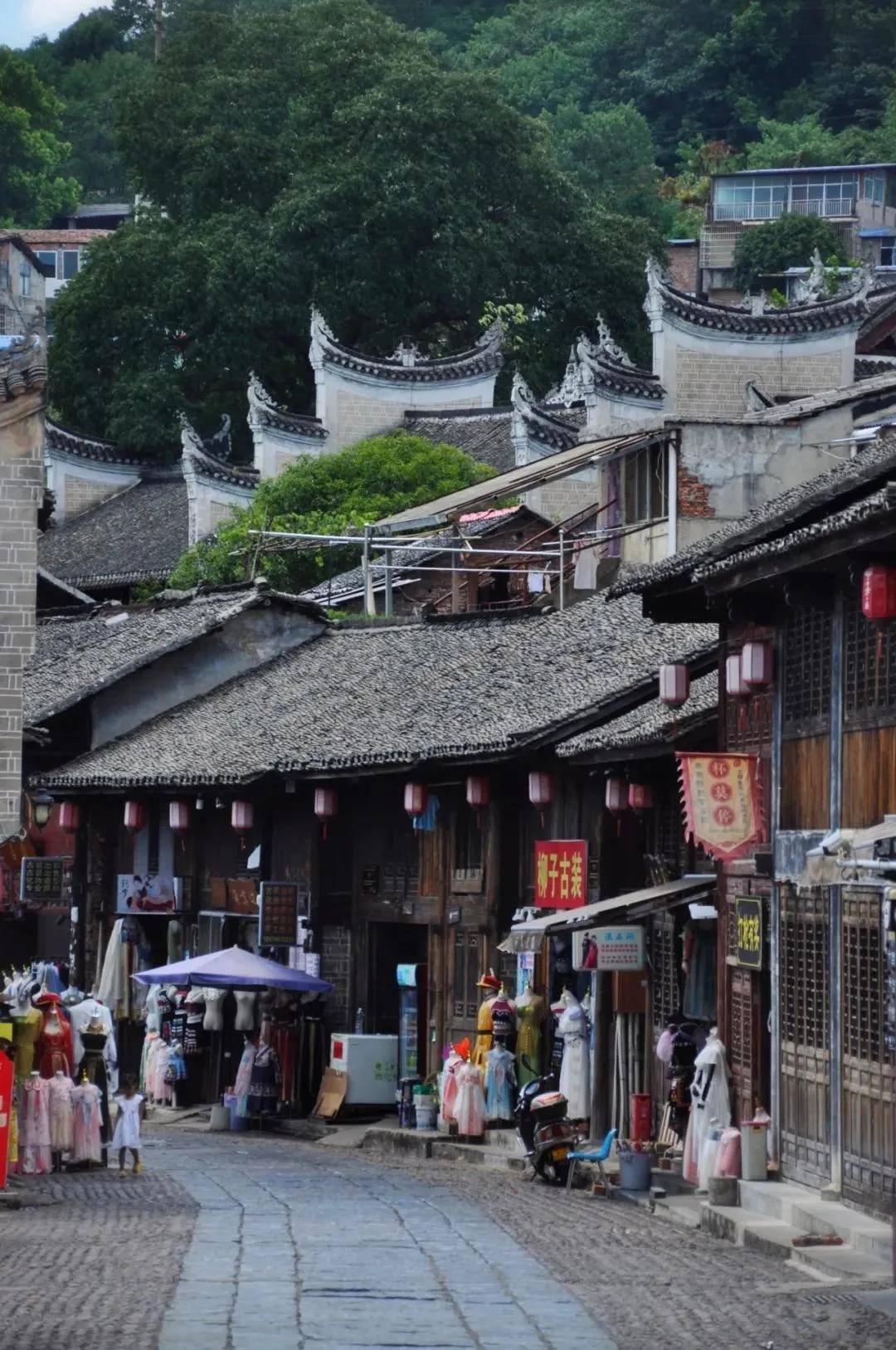 湘指发源于广西灵川县的湘水在永州零陵汇合而成后横贯湖南再注入