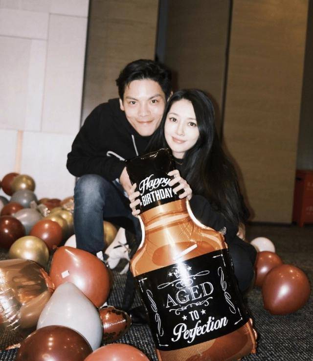 笑露牙龈看看向太陈岚年轻时的样子,为啥宠爱郭美女_向华强_女人_面相