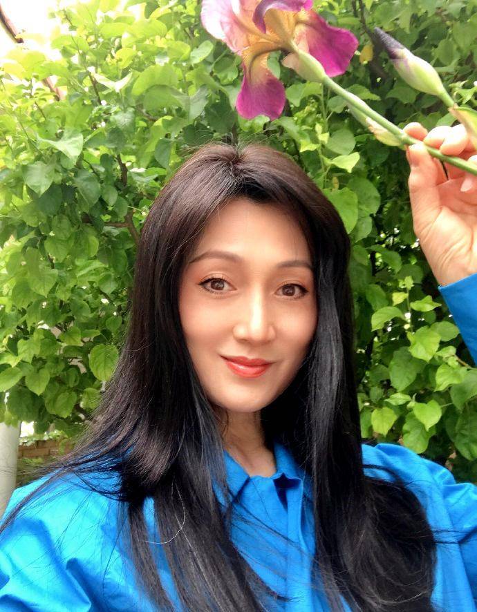 80年代演员林芳兵晒近照,6次登上《大众电影》封面,却过早息影_银幕