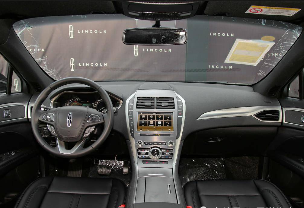 来到了内饰设计的层面进行对比分析,这台林肯mkz在中控屏幕打造方面