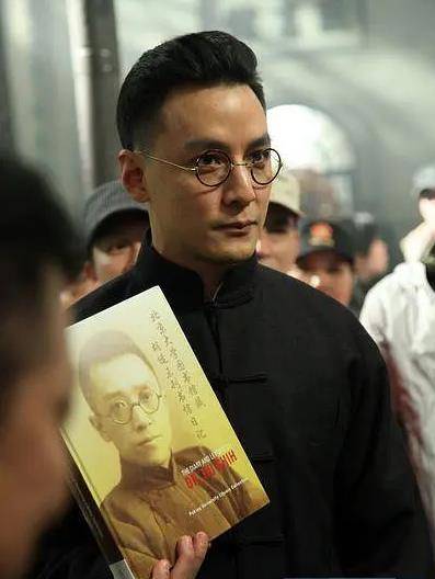 明星演伟人评价不一,吴彦祖为演好胡适仅3分钟戏份花2个月钻研_历史