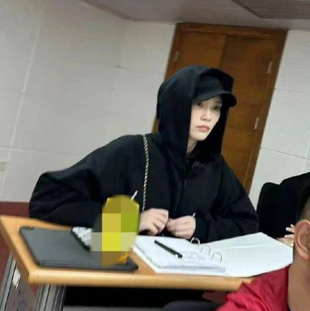 奚梦瑶现身北大光华学院课堂,学历可见一斑,他是"书生"_毕业_网友