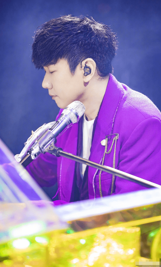 林俊杰第15张专辑正式发行,曲风多变直击灵魂,他是华语乐坛的神_首歌