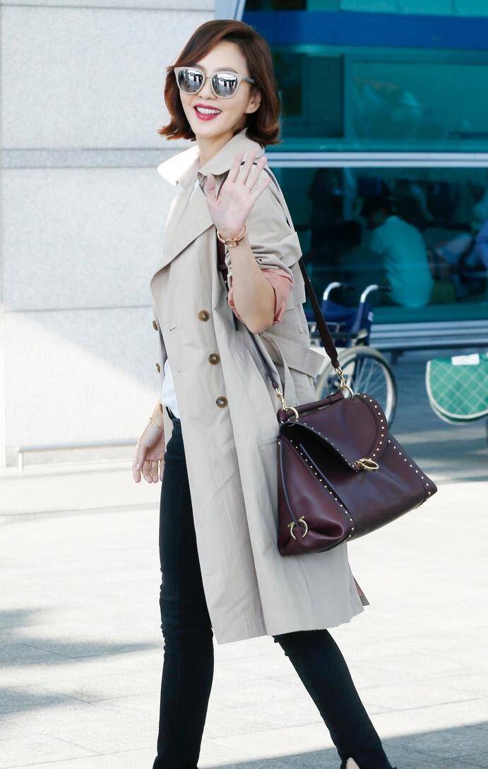 3 / 6 好身材真是随便一穿就能穿出大长腿,金南珠一身及膝风衣搭配