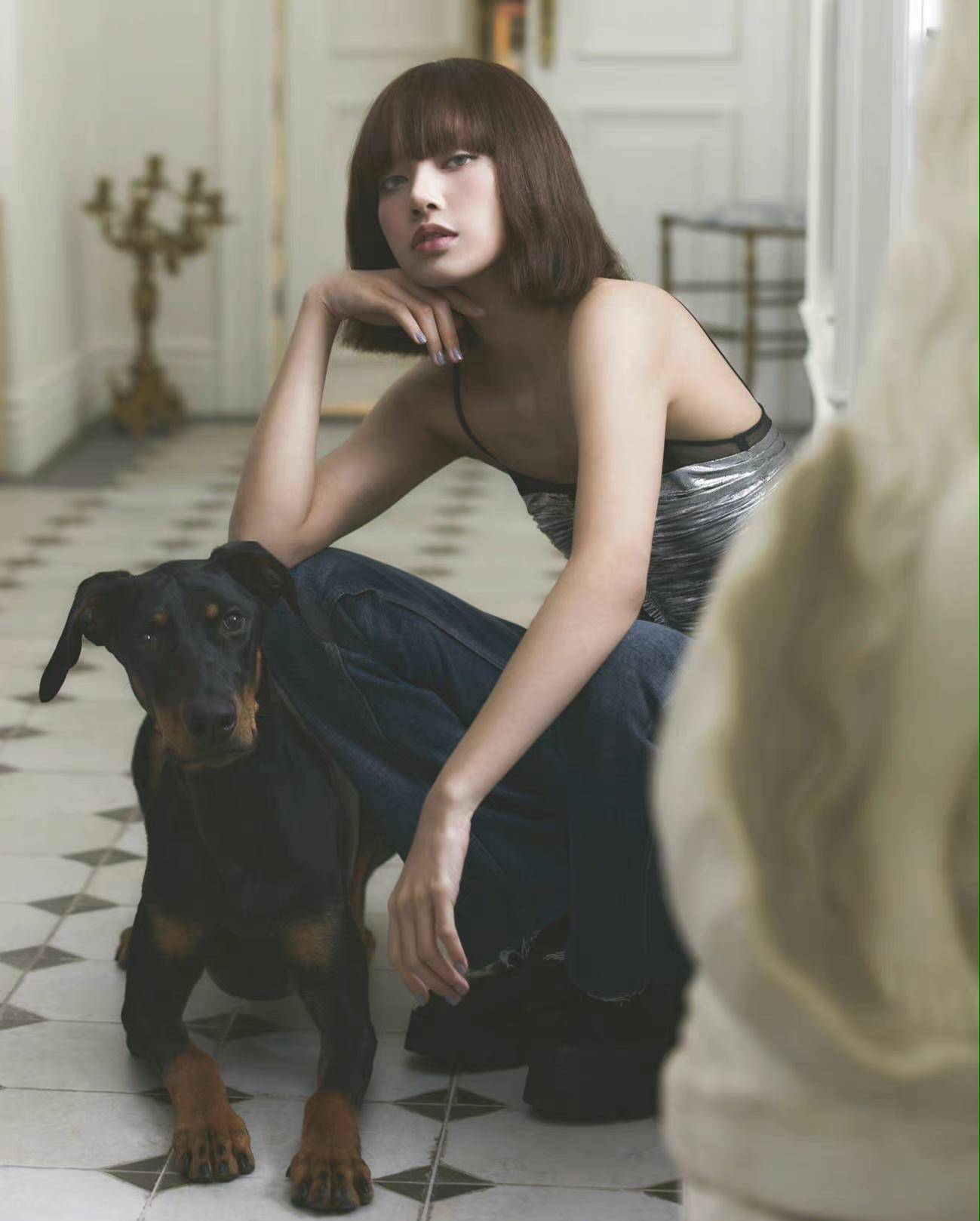 lisa更新动态展示背影杀!大秀好身材,"舞蹈生"背部都这样吗?