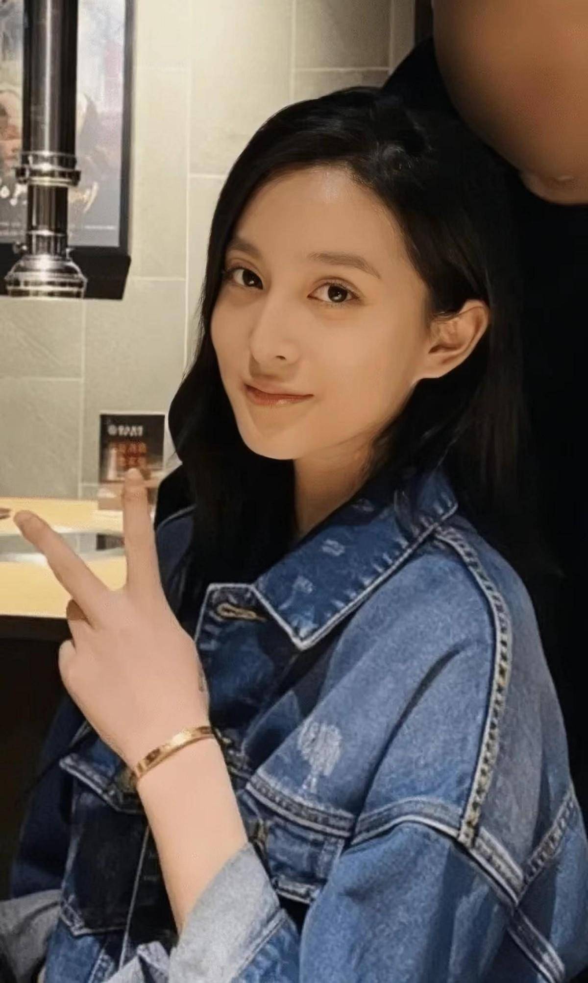 60岁毛阿敏近况曝光,与女儿合影似陌生人,两人真实关系引热议_解植坤