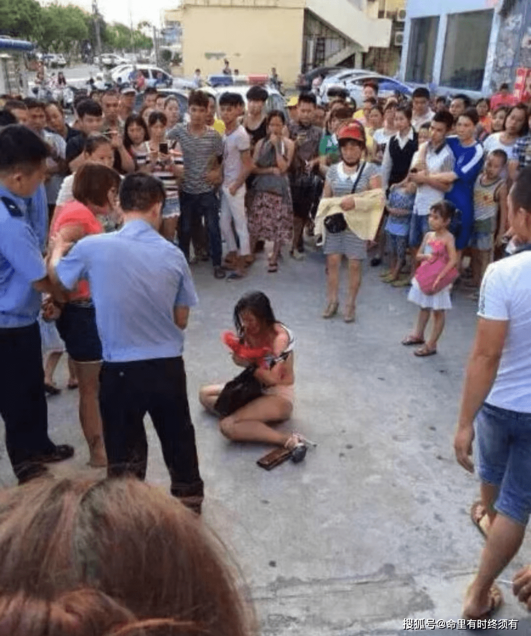 原配街头打小三，扒光女孩衣服，不如先管好自己的男人吧_事件_社会生活_婚姻