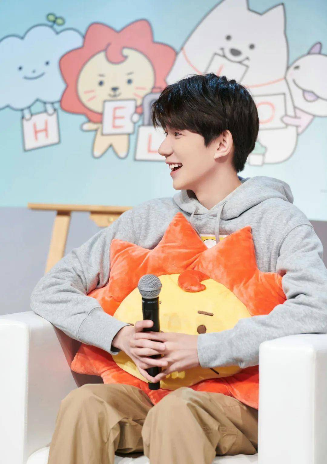 国民偶像王源出席品牌活动,每次都美得惊人,期待今天的倩碧活动_直播