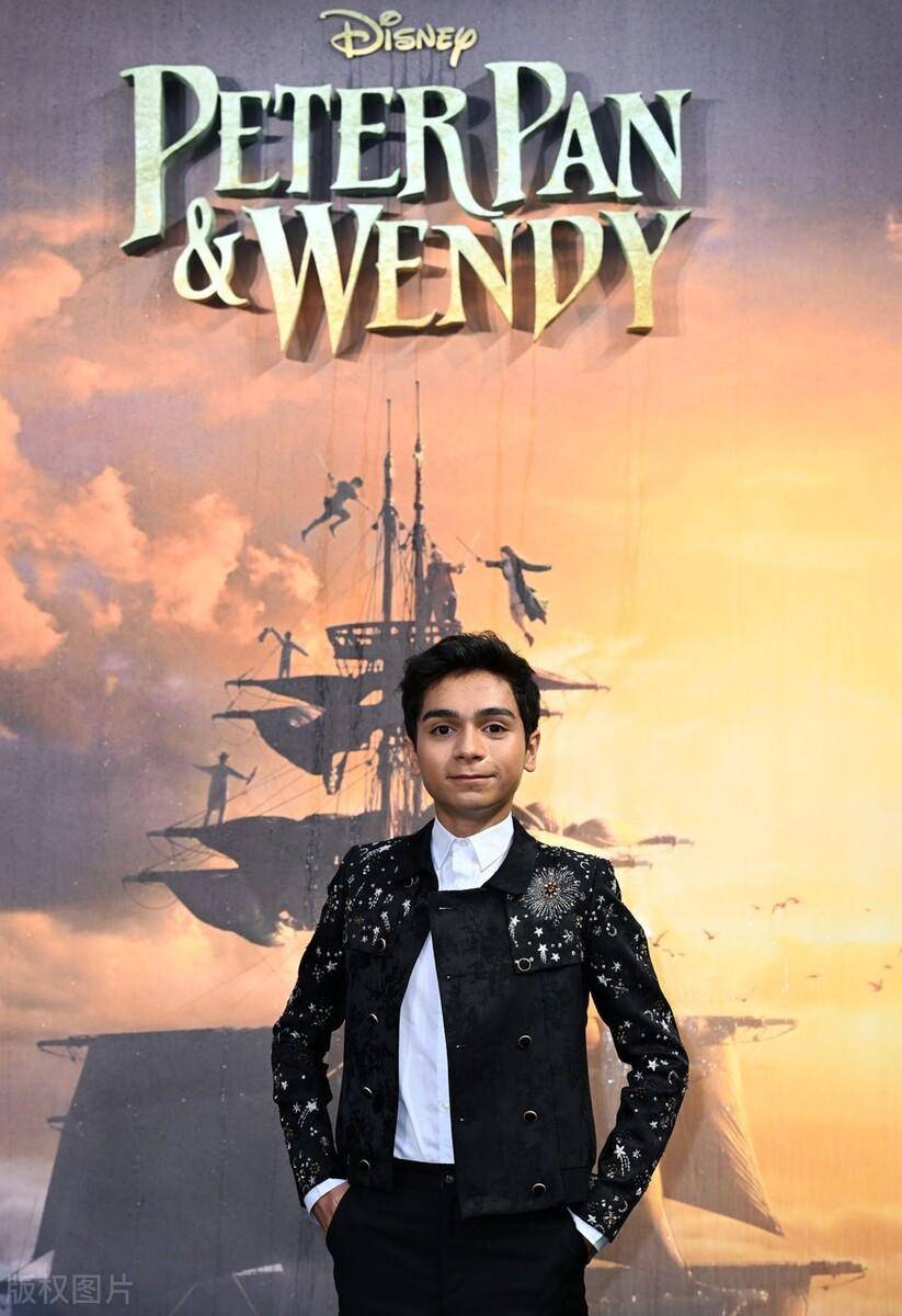 亚历山大-莫洛尼穿黑色亮片西服亮相《彼得潘和温蒂》全球首映式