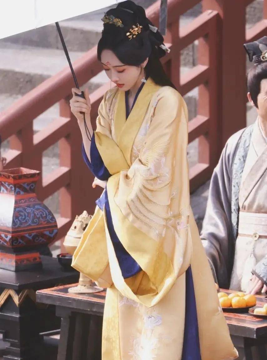 女二号苏娥皇由宣璐出演,小说里苏娥皇是倾国倾城的大美人,而宣璐也是