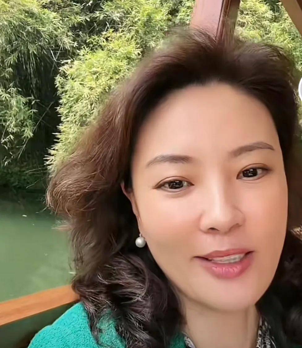 央视46岁刘芳菲近况曝光:她在西湖船上讲的故事,好多网友听哭了