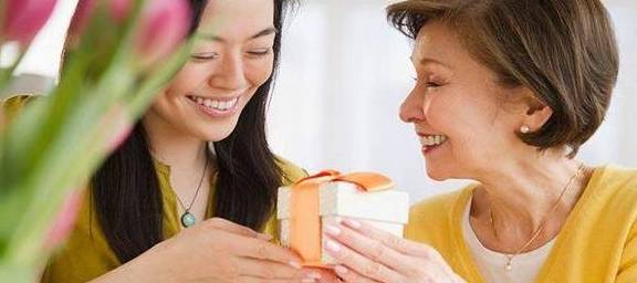 我生儿子老公送我一只玉镯子，得知镯子的真实价格，我转送给婆婆