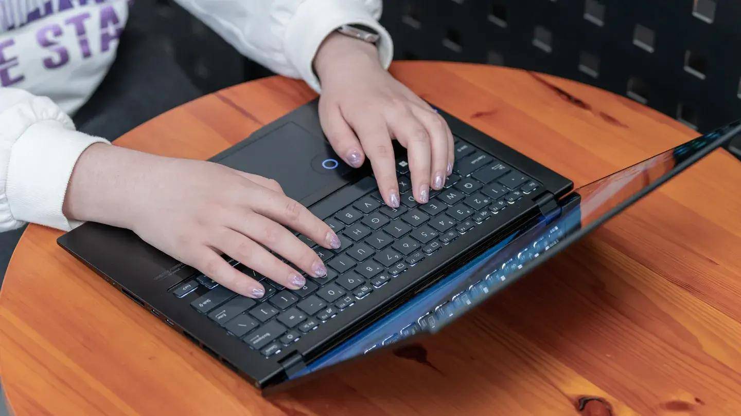 顶级 OLED 屏幕 + 虚拟旋钮的高能轻薄创作本:华硕灵耀 Pro 14 测评