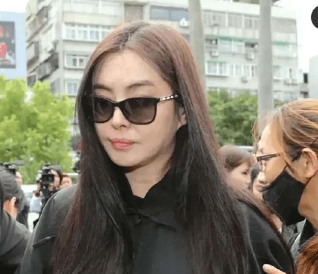 王祖贤近照曝光,双手合十面部发福模样大变,被网友猜测做过医美_感觉