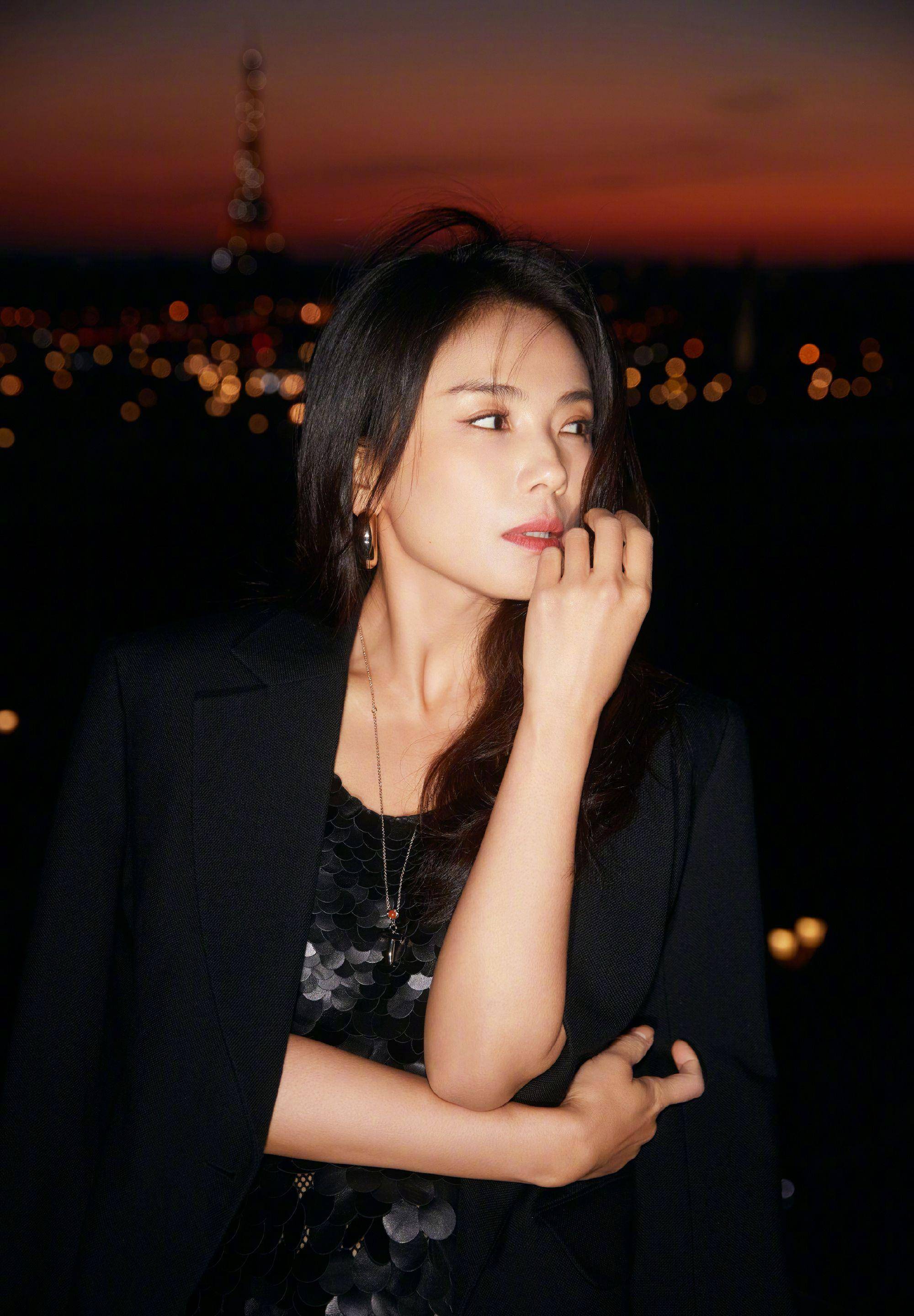 刘涛一身黑色紧身裙现身巴黎时装周,裙子完美将涛姐身材勾勒出来