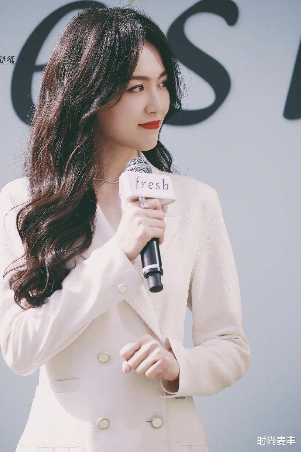 唐嫣出席某品牌活动,一身白色百褶裙配红唇白到发光,腿长1米8_设计
