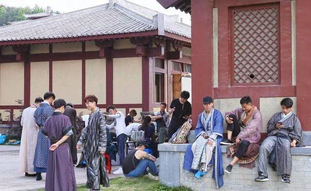 横店20万群演真实现状:懒汉的乐园,光棍的世界,疯子的天堂_工作_工资