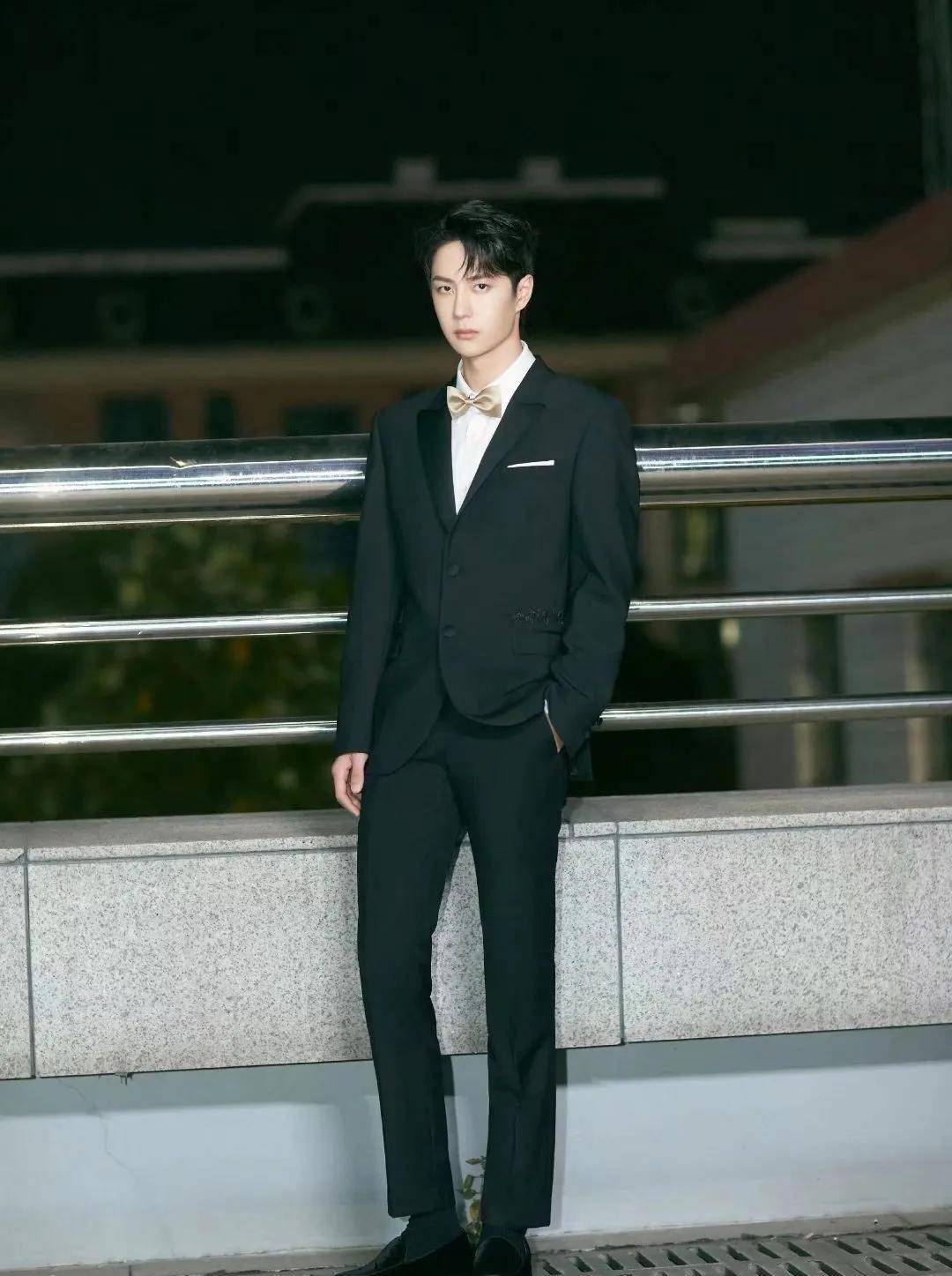 王一博西装穿搭合集_太阳_舞台_白色