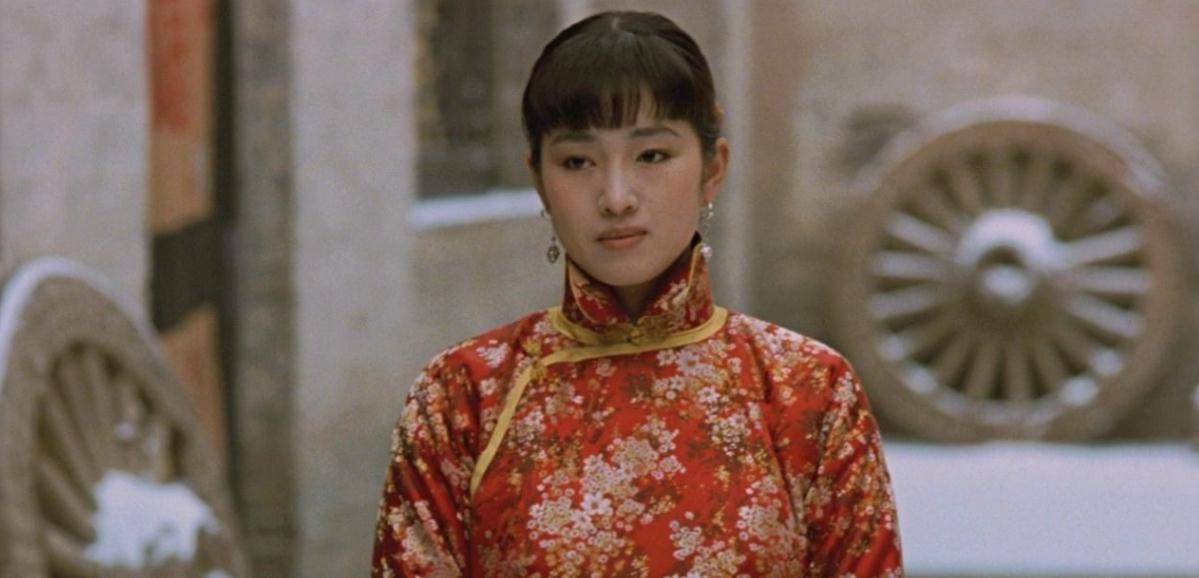 坚定的眼神,让导演张艺谋认定这就是自己想要找的九儿,巩俐的成功并不