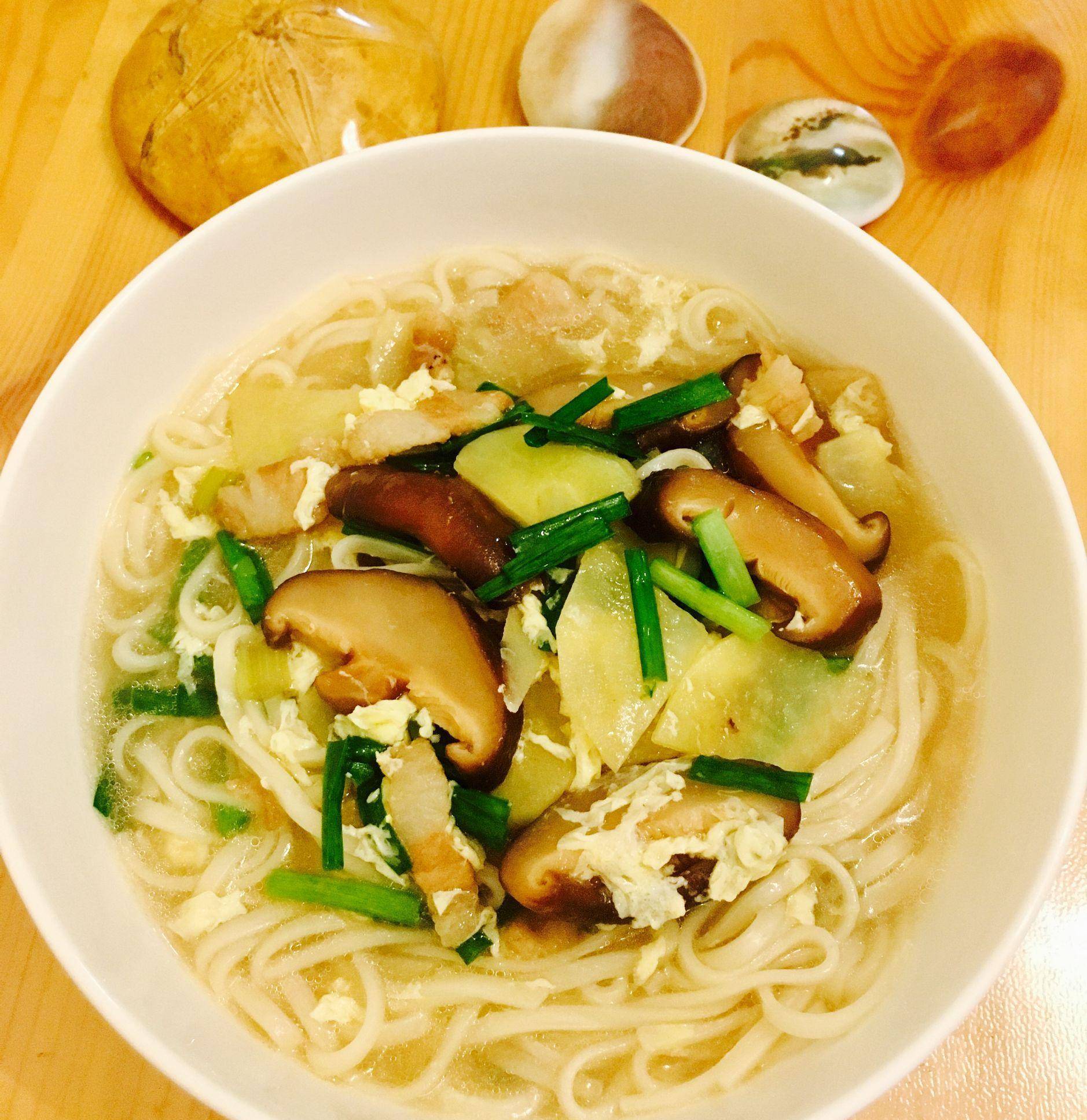 土豆香菇热汤面,儿时的记忆,妈妈的味道!