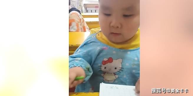 三岁半的宝宝，已经开始学习写字了，一笔一划好认真