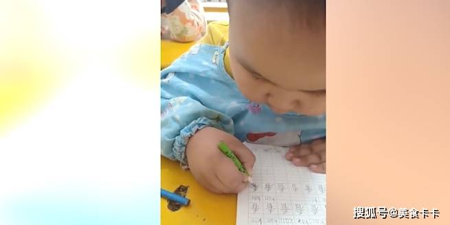 三岁半的宝宝，已经开始学习写字了，一笔一划好认真
