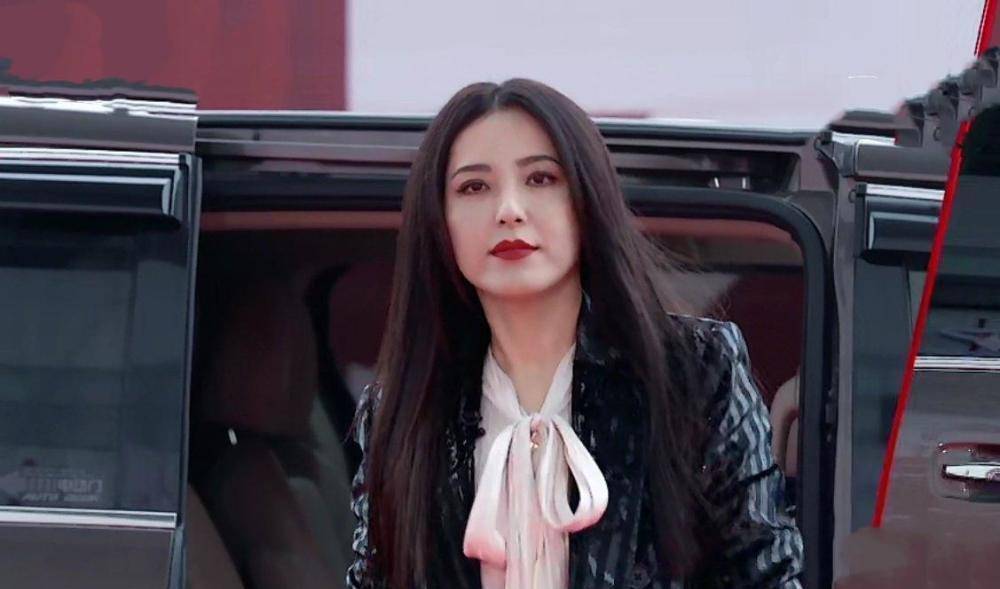 曾黎:看呆小林青霞,保剑锋怒赞她是中戏200年一遇的美女_胡静_美貌