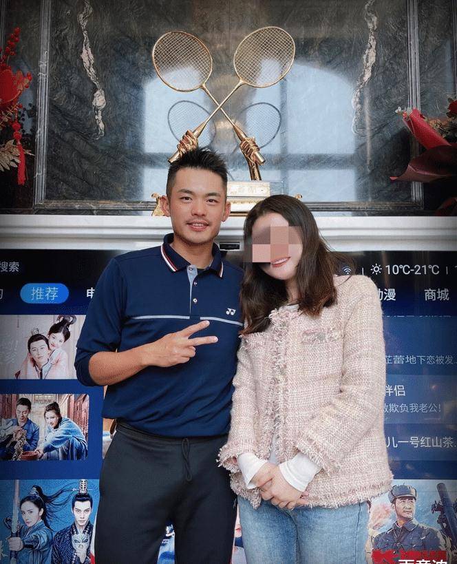 林丹的身高本来就很优越,但他身后的电视机快比人还要高了,可想而知