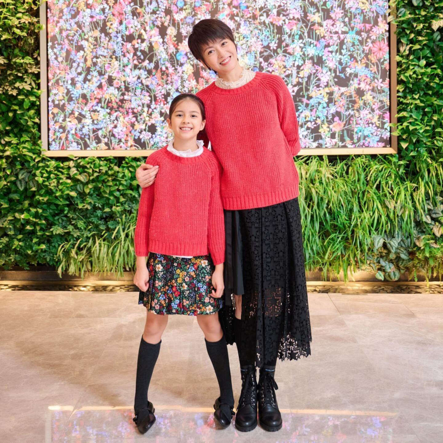 梁咏琪罕晒全家福!