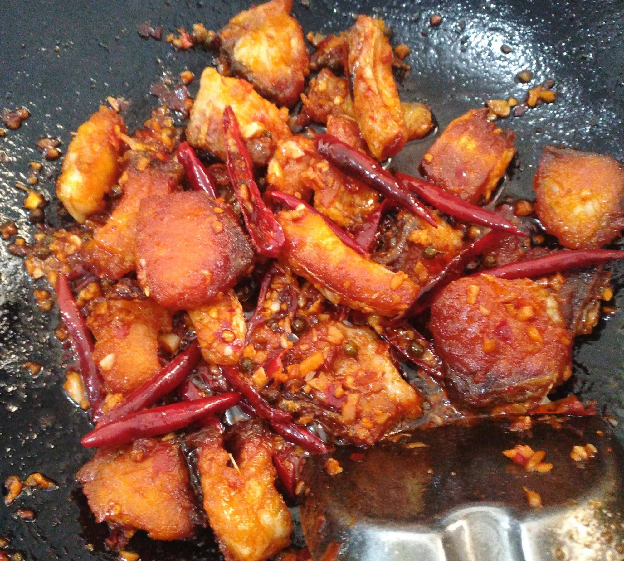 今天为大家分享一道香煎草鱼块的做法,做香煎草鱼块的第一步就是腌制