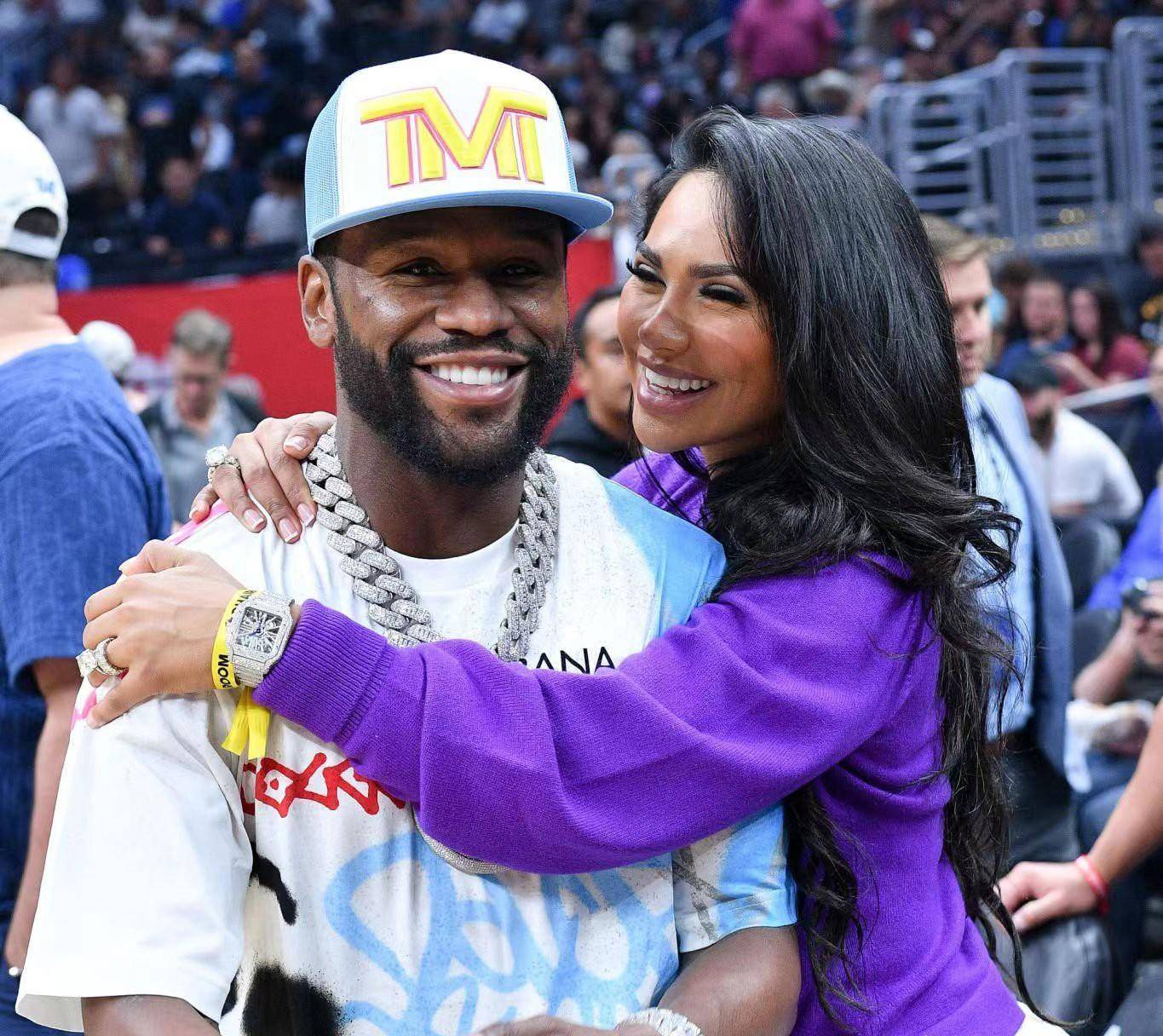 拳王梅威瑟与美艳女友大秀恩爱,两人相差21岁_安娜·_莲娜_比赛