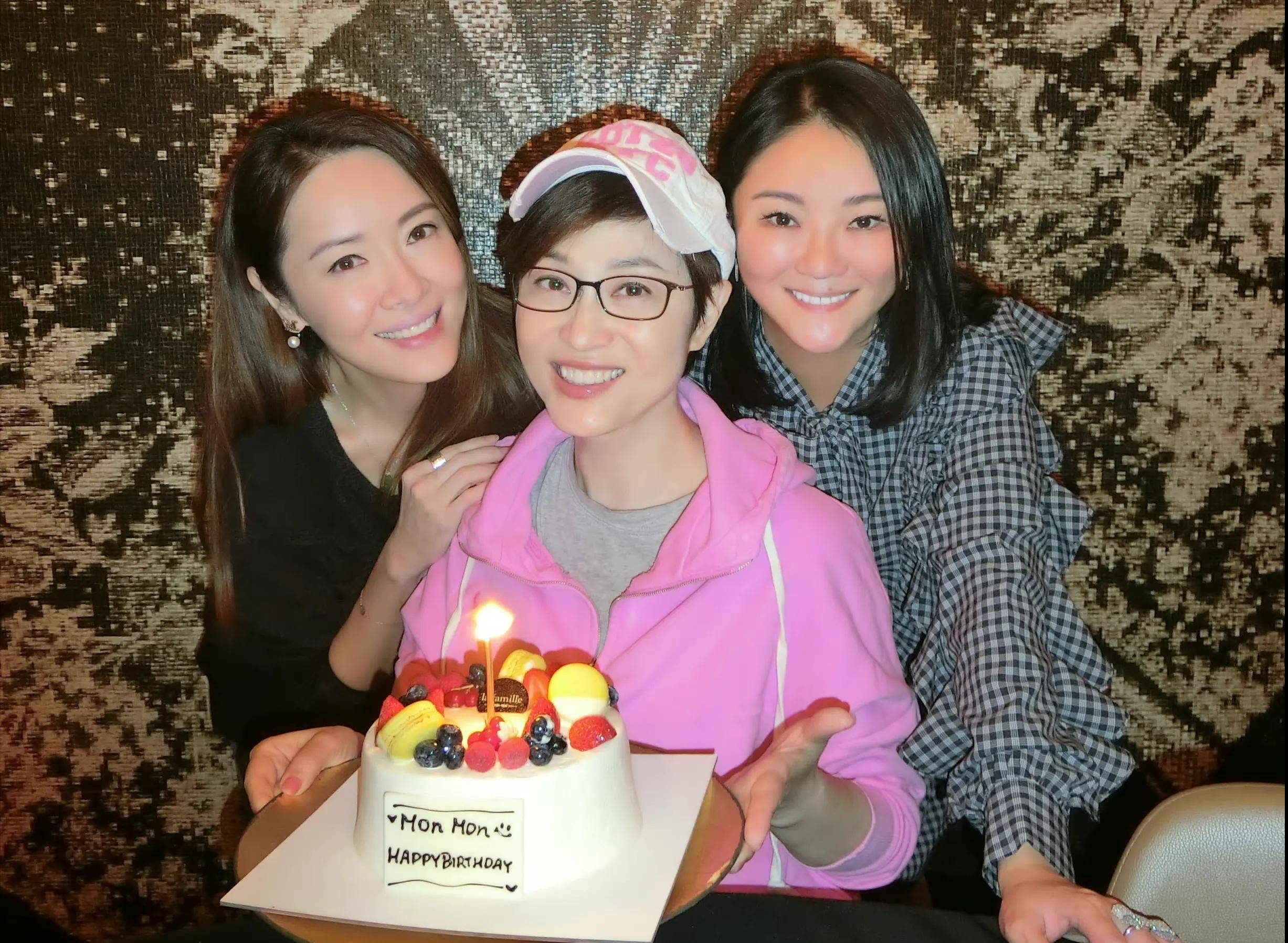 原创陈法蓉生日狂收12个蛋糕众多好友为其庆生56岁美丽依旧