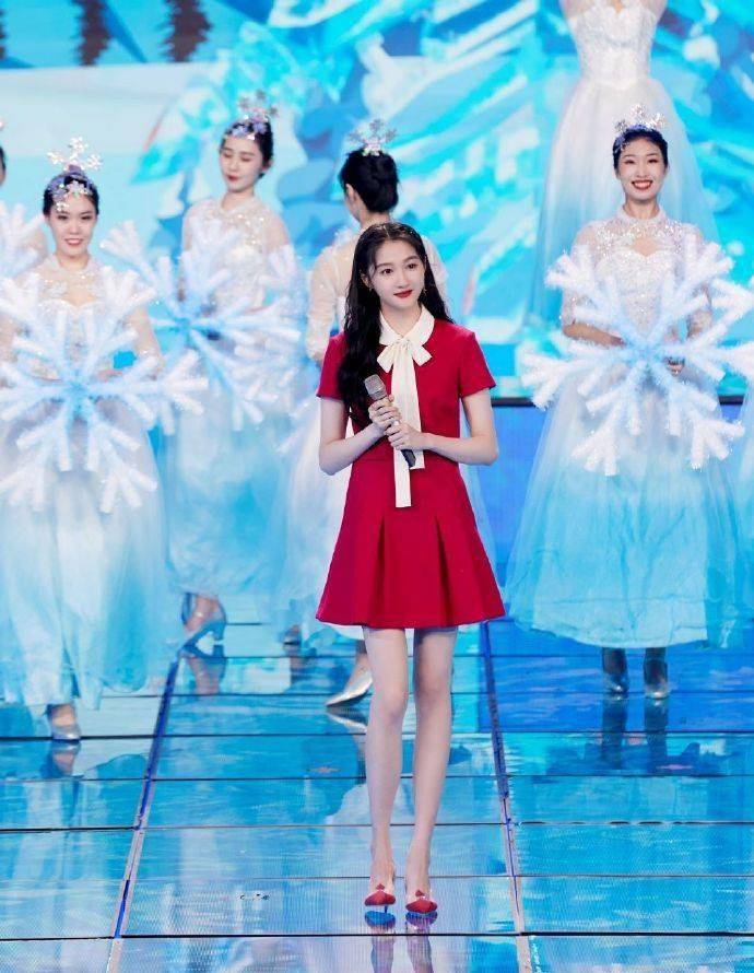 女学院关晓彤美腿吸睛,唐艺昕辣妈蓝裙甜美减龄_选择了_红色_白色