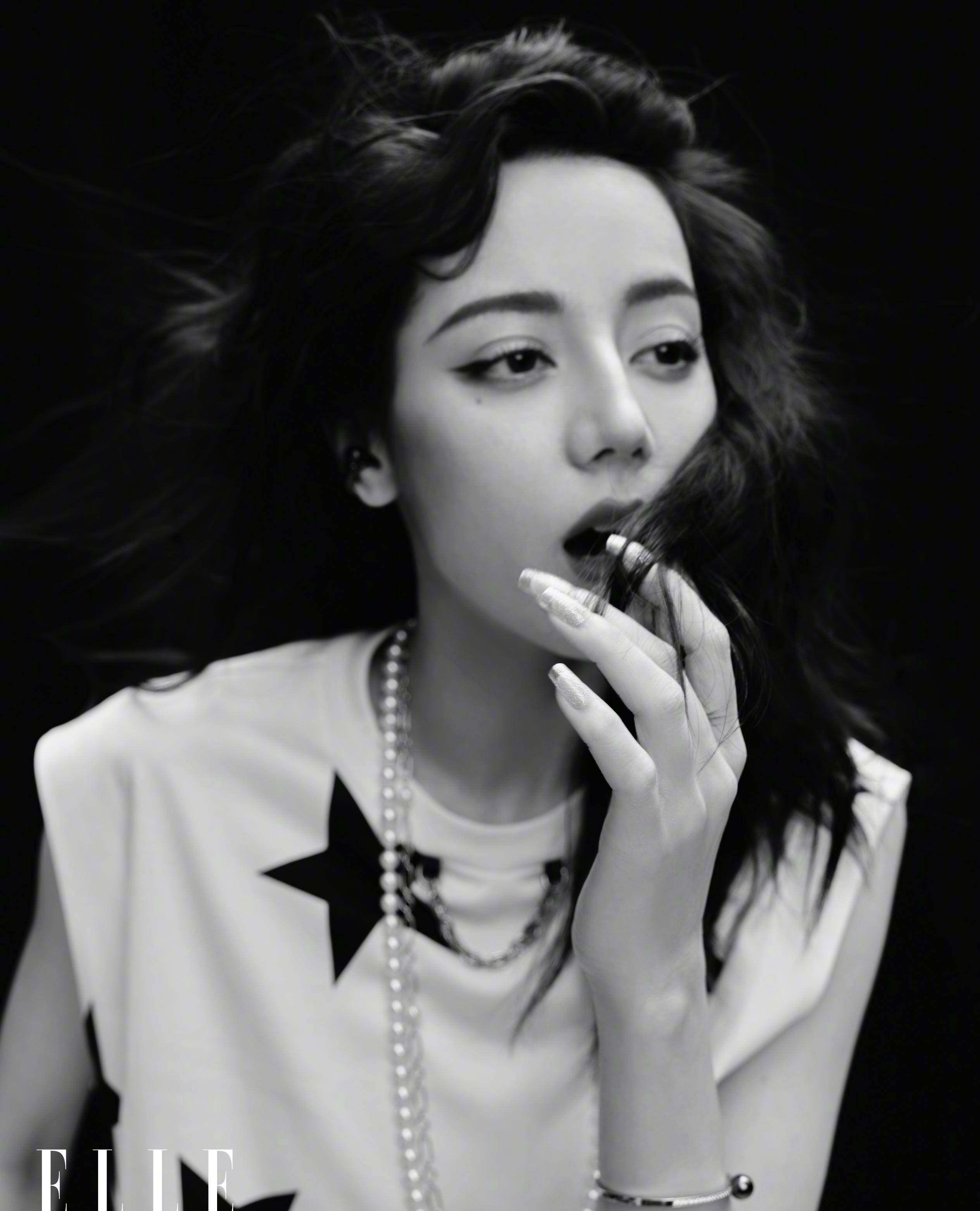 迪丽热巴elle首封,穿背心化身派对女郎,撞衫刘亦菲,倪妮,文淇