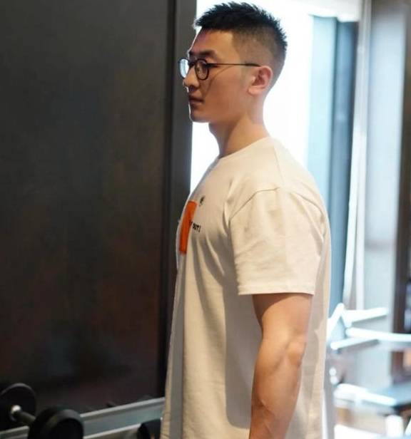 虽然穿着近视眼镜,一点都不影响他健身,而且戴眼镜的男生健身,好像