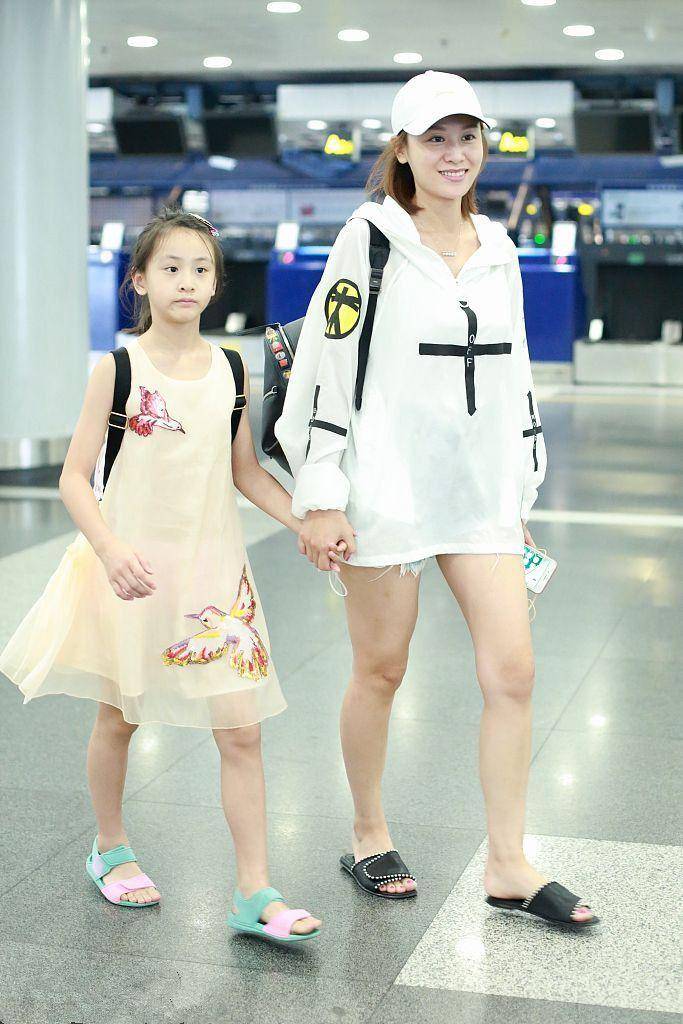 叶一茜和女儿当外界都在夸森碟身高腿长的时候,叶一茜不仅不为孩子