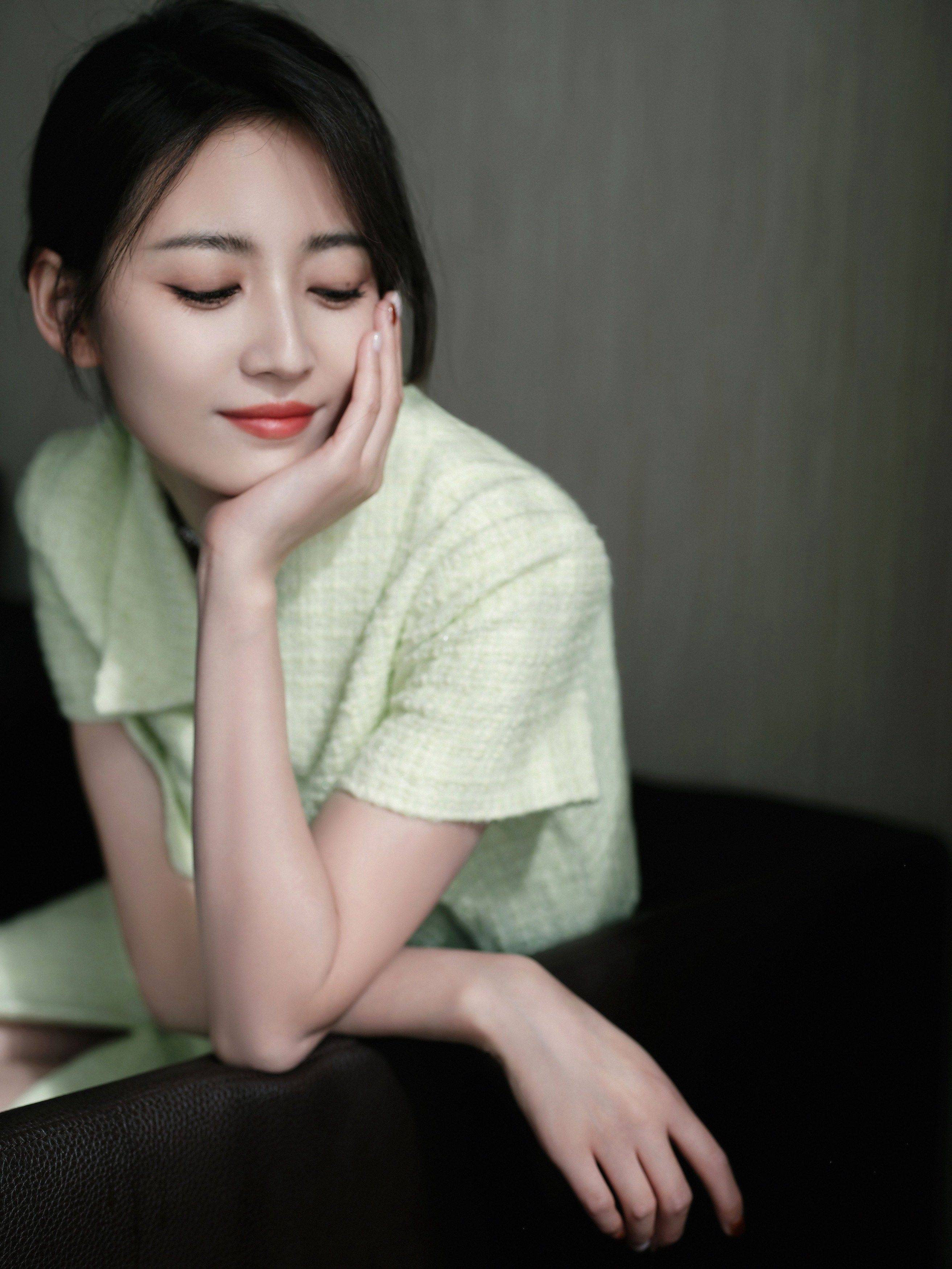 陈钰琪绿色连衣裙性感美腿写真_吊带_演技