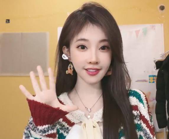 从照片中可以看到,冯提莫原来的脸是又圆又大,眼睛