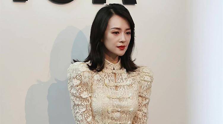 43岁章子怡用力过猛面相变老气,大花气场碾压众女星_套装_造型_姐姐